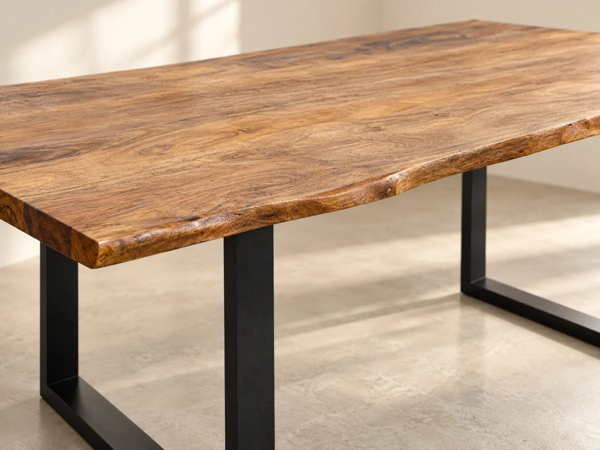 Illustration of the natural acacia grain and live edge